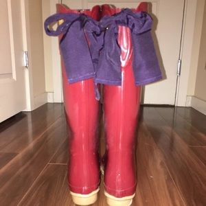 Same pair gently used in Red.